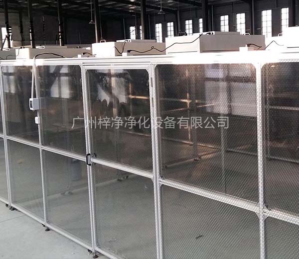 潔凈棚采用工業鋁材(或不銹鋼方通、鐵方通噴塑)作為框架,風機濾網機組(FFU)送風,四周懸掛防靜電垂簾(或鋼化玻璃),其內部凈化級別可達到100-10000級。 潔凈棚采用工業鋁材(或不銹鋼方通、鐵方通噴塑)作為框架,風機濾網機組(FFU)送風,四周懸掛防靜電垂簾(或鋼化玻璃),其內部凈化級別可達到100-10000級。