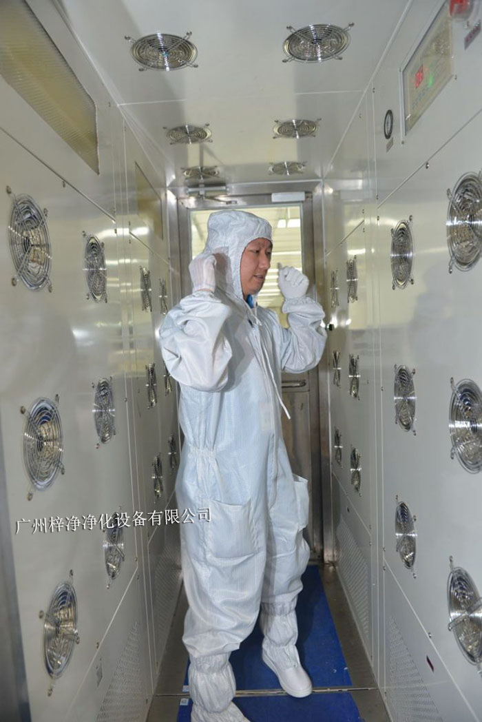風(fēng)淋室不僅可以為工作人員提供清潔的空氣環(huán)境,還可以對物料進行凈化處理。 風(fēng)淋室不僅可以為工作人員提供清潔的空氣環(huán)境,還可以對物料進行凈化處理。
