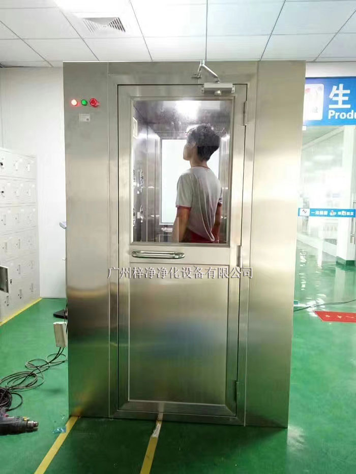 在使用前,應仔細檢查風淋室是否處于正常工作狀態,包括電氣系統、風機、風速、風淋室門等。 在使用前,應仔細檢查風淋室是否處于正常工作狀態,包括電氣系統、風機、風速、風淋室門等。